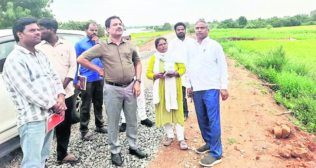 ప్రభుత్వ భూములుపర్యవేక్షించాలి  
1