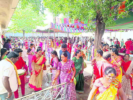 అడెల్లి పోచమ్మకు ధాన్యాభిషేకం1