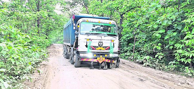 ● కంకర టిప్పర్లతో తరచూ ప్రమాదాలు ● తాజాగా దహెగాంలో ఓ ఘట1