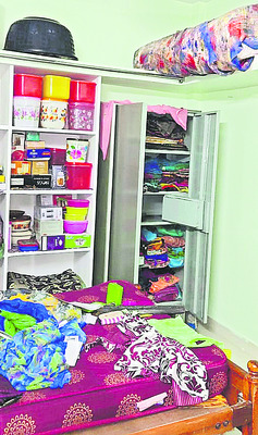 రూ.10 లక్షల విలువైన బంగారం, రూ.40 వేల నగదు అపహరణ 1