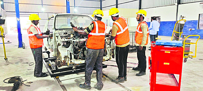 తుక్కుతుక్కుగా కాలం చెల్లిన వాహనాలు1