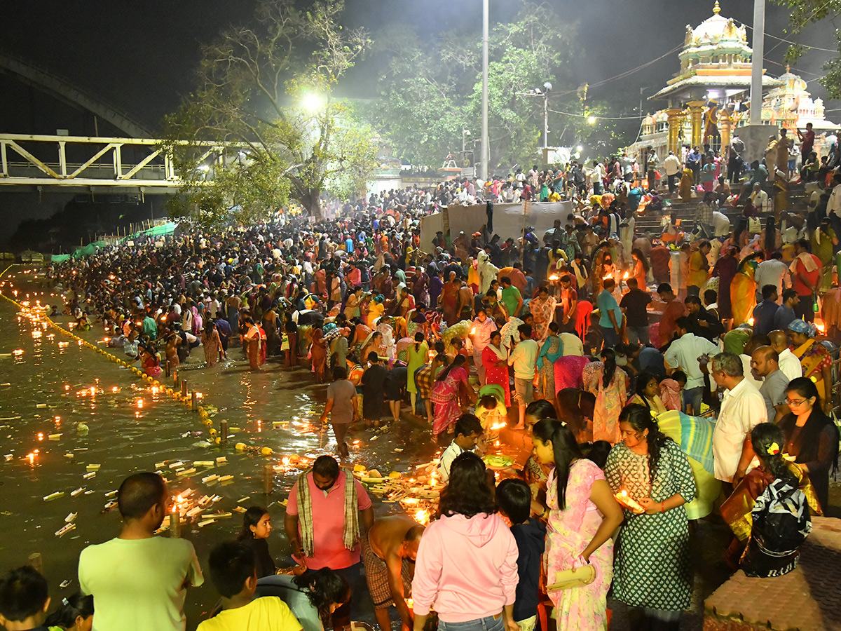 Karthika Pournami 2022 Celebrations Pushkar Ghat Rajahmundry11