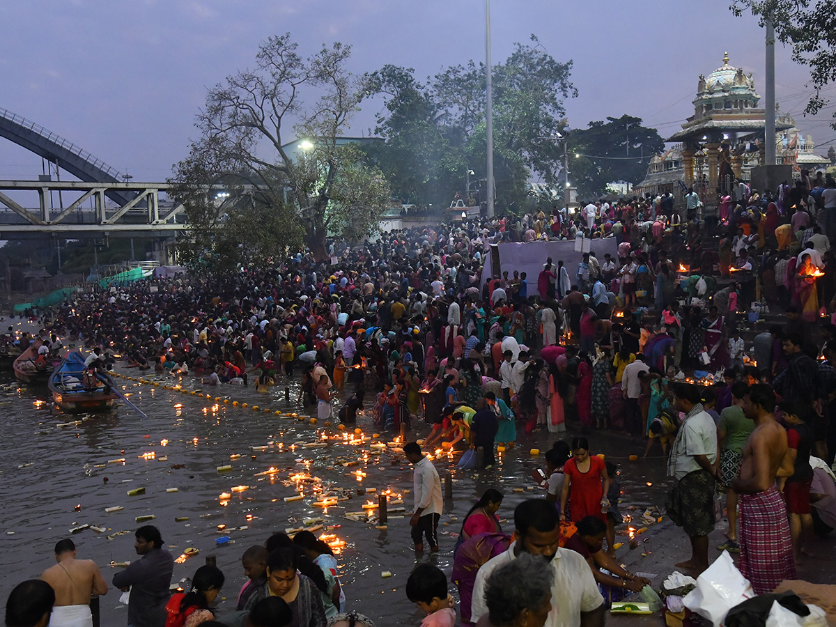 Karthika Pournami 2022 Celebrations Pushkar Ghat Rajahmundry7