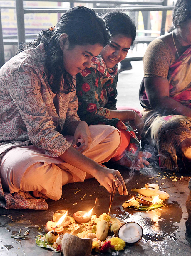 Karthika Pournami Temple Crowded with Devotees Photos28
