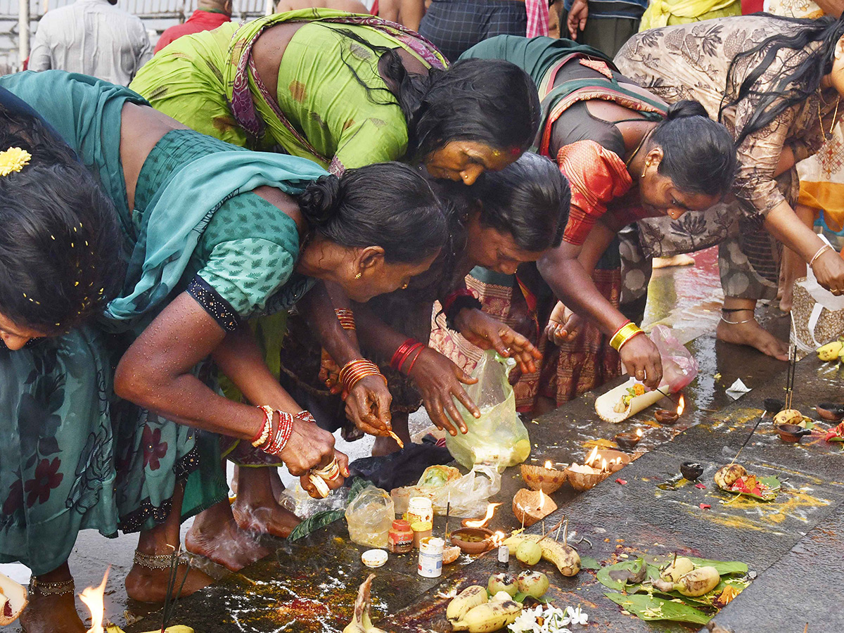 Karthika Pournami Temple Crowded with Devotees Photos6