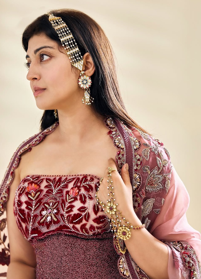 telugu actress Pranitha shines in a green lehenga 14