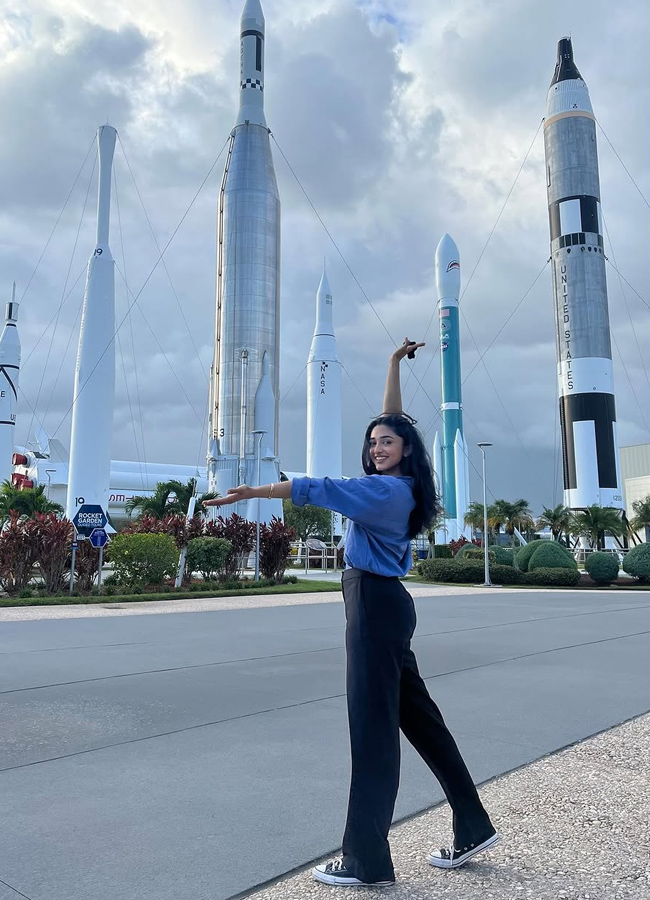 Kannappa heroine Preethi Mukundan in New York.. photos9