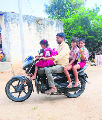 బడికి తీసుకెళ్తాడు.. వండిపెడతాడు!1