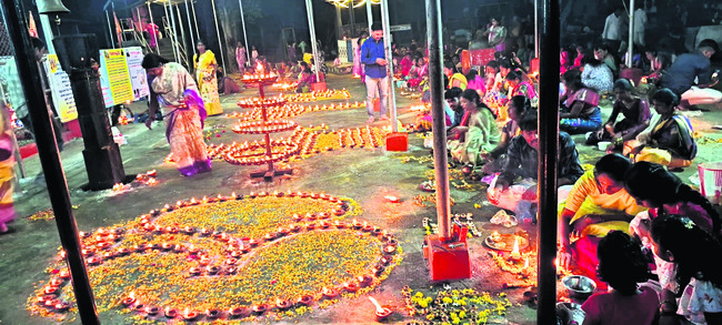 సందడిగా కార్తీక పౌర్ణమి వేడుకలు 1