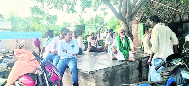 నకిలీ మందు పిచికారీ.. మిర్చి పంట హరీ 1