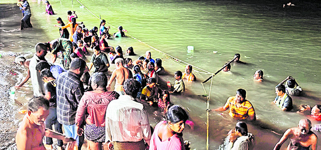 పుణ్యస్నానాలతో పులకించిన కృష్ణాతీరం 1