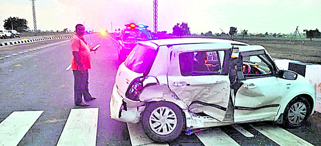 రెండు కార్లు ఢీకొని ఇద్దరు మహిళలు దుర్మరణం 2