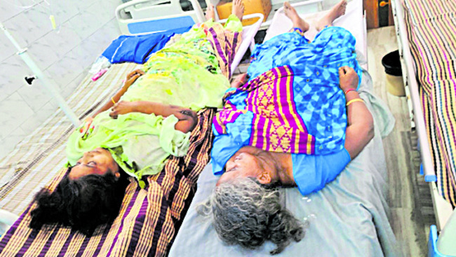 రెండు కార్లు ఢీకొని ఇద్దరు మహిళలు దుర్మరణం 1