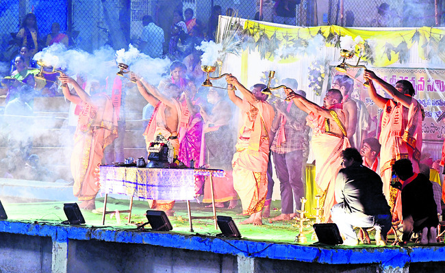 దివ్య శోభితం 1