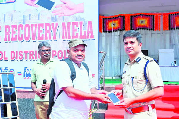 భారీగా సెల్‌ఫోన్ల రికవరీ1