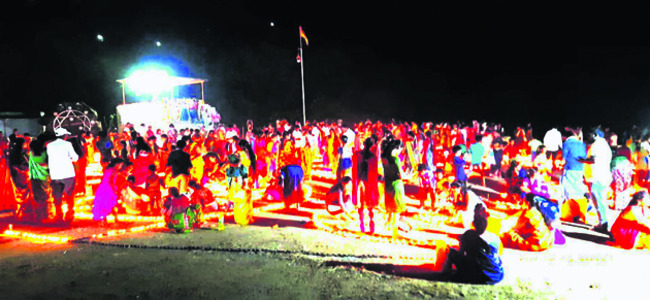 లక్ష దీపోత్సవంలో భక్తులు1