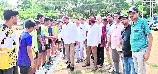 అకాల వర్షం.. తడిసిన ధాన్యం 
1