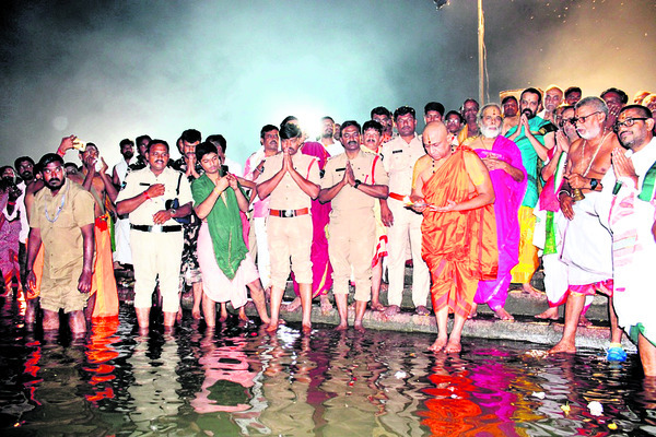 వేదభూమిలో కనుల పండువగా తుంగా హారతి1