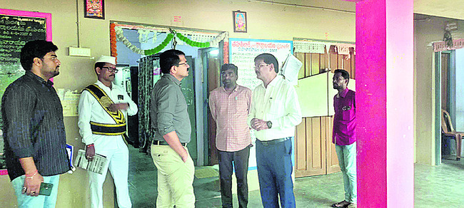 ఎంపీడీఓ, సిబ్బందిపై  కలెక్టర్‌ అసహనం1