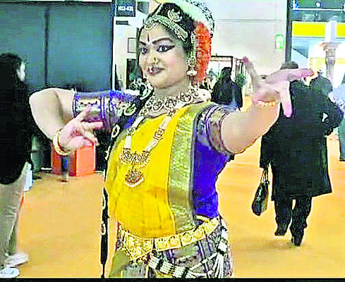 ఆకట్టుకున్న నృత్య ప్రదర్శన 2