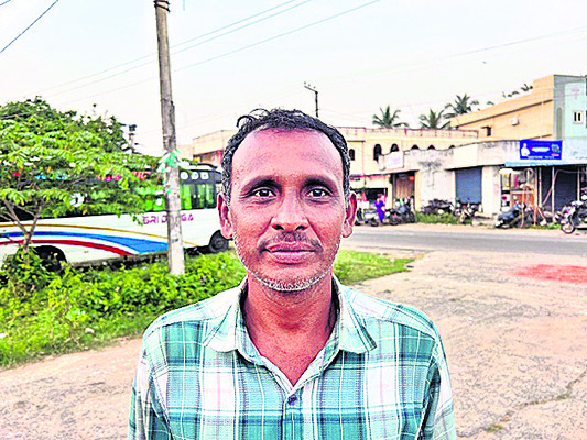 తుఫాన్‌ రేషన్‌లో చేతివాటం..? 
1