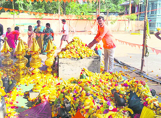 అమ్మవారికి పూలు, పండ్లు సమర్పణ1