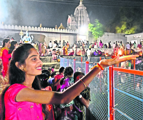 సందడిగా కార్తీక పౌర్ణమి వేడుకలు 4