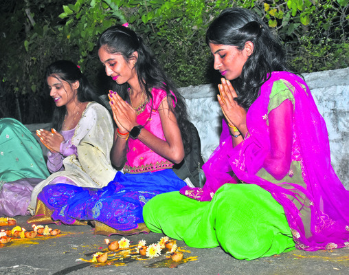 సందడిగా కార్తీక పౌర్ణమి వేడుకలు 5