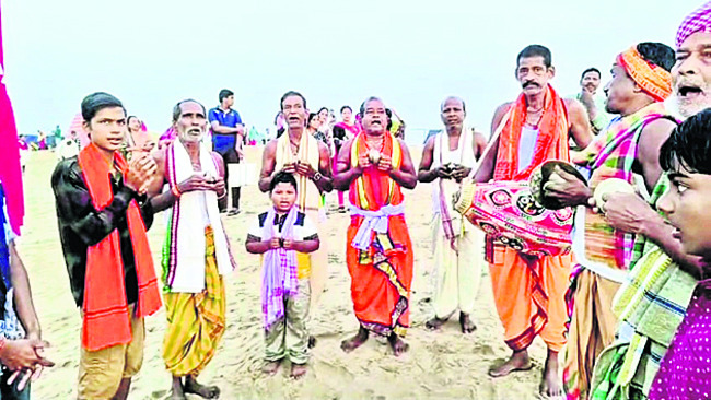 ఘనంగా బొయితొ బొంధొనొ పూజలు2