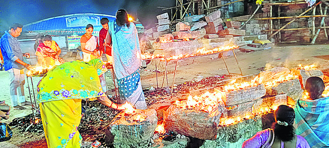 ఘనంగా బొయితొ బొంధొనొ పూజలు4