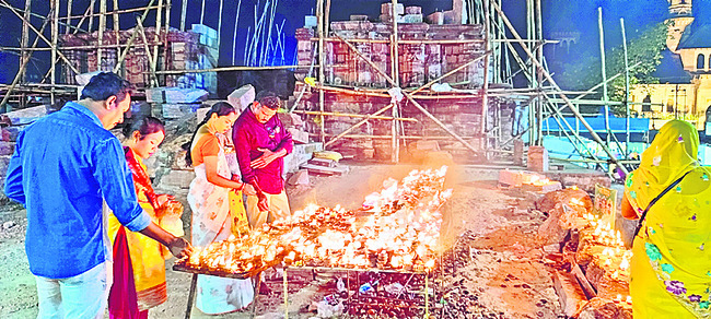 ఘనంగా బొయితొ బొంధొనొ పూజలు5