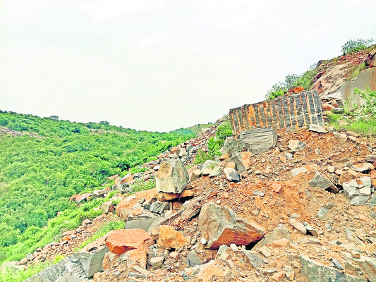 అక్రమాలు బయటపెడితే బెదిరింపులు 
1