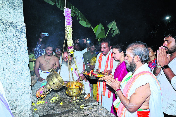 కార్తీక పౌర్ణమి పూజల్లో మాజీమంత్రి పెద్దిరెడ్డి 1
