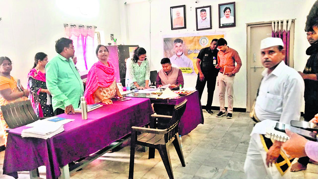 దరఖాస్తు చేసుకోవాలి 
1