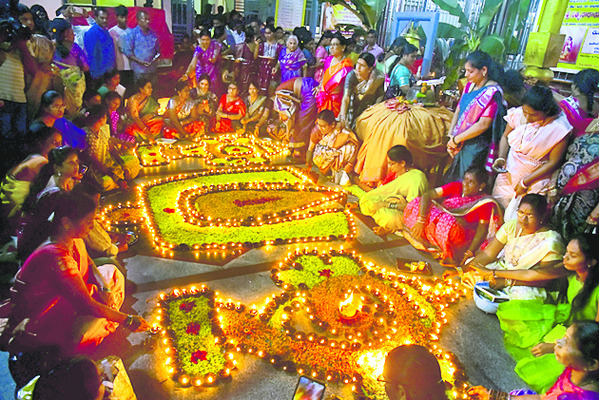 ఆకాశ వీధిలో.. అందాల జాబిలి 1