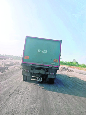 టిప్పర్లు.. తగ్గేదేలే1