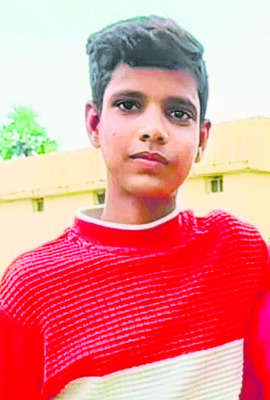 బైక్‌ను తప్పించబోయి ఆటో బోల్తా 1