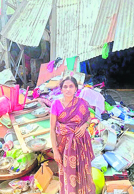 గ్యాస్‌ లీకై  పేలిన సిలిండర్‌1