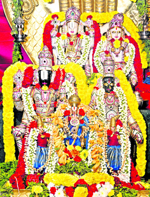 సత్యదేవునికి భక్త నీరాజనం2