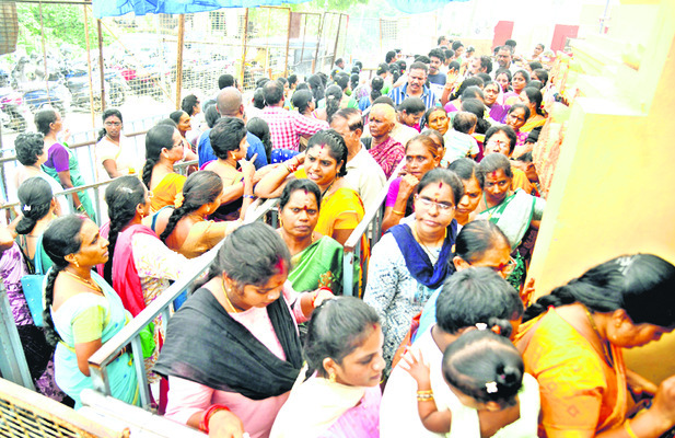 సత్యదేవునికి భక్త నీరాజనం1