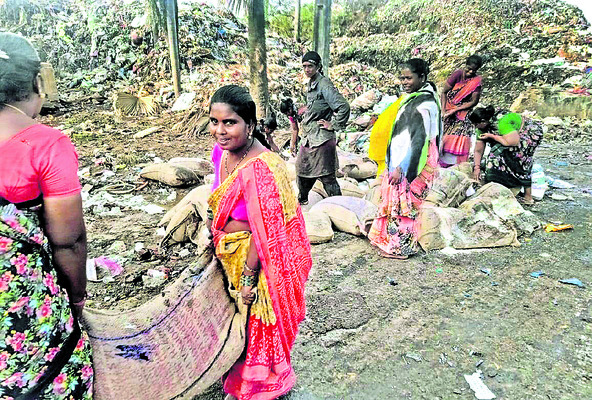 చెత్తలో రేషన్‌ బియ్యం 1