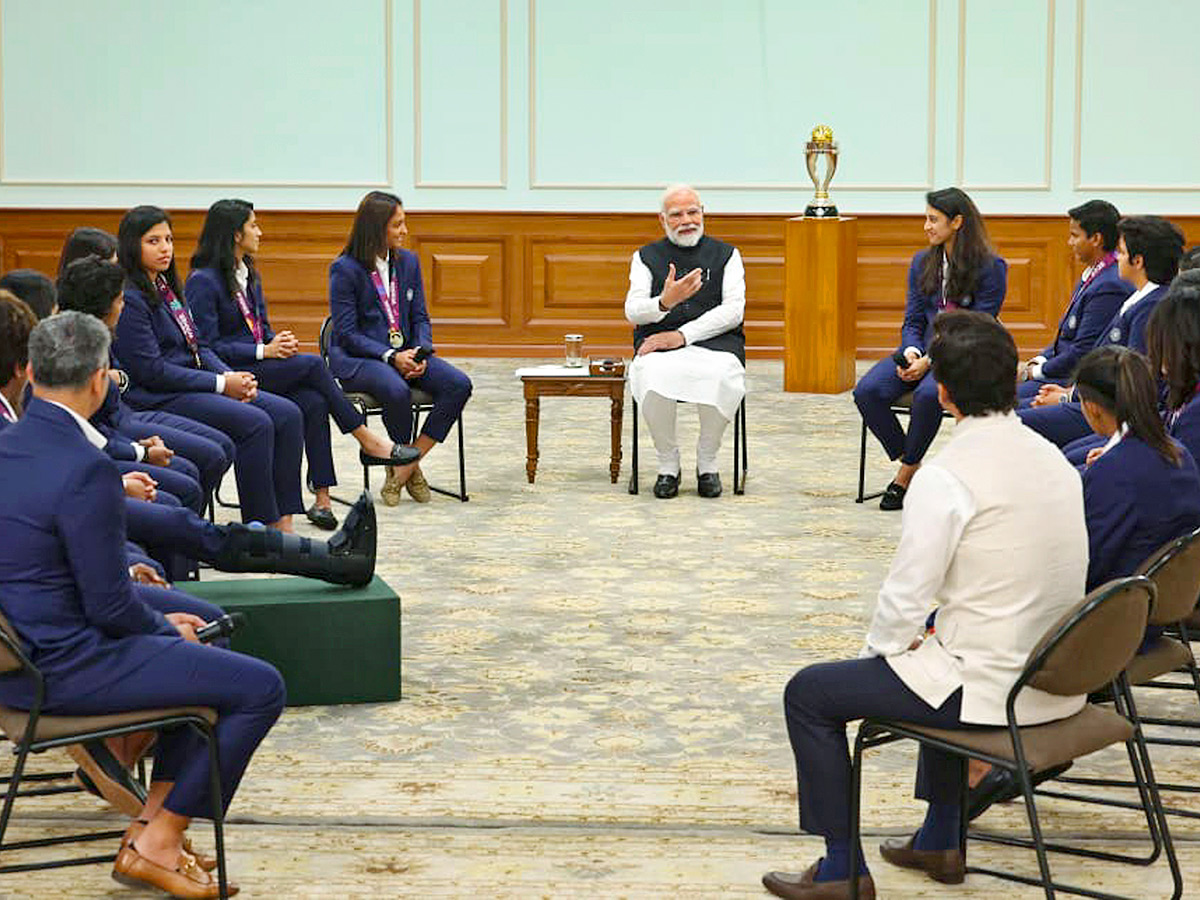 Narendra Modi along with the Indian women's cricket team1