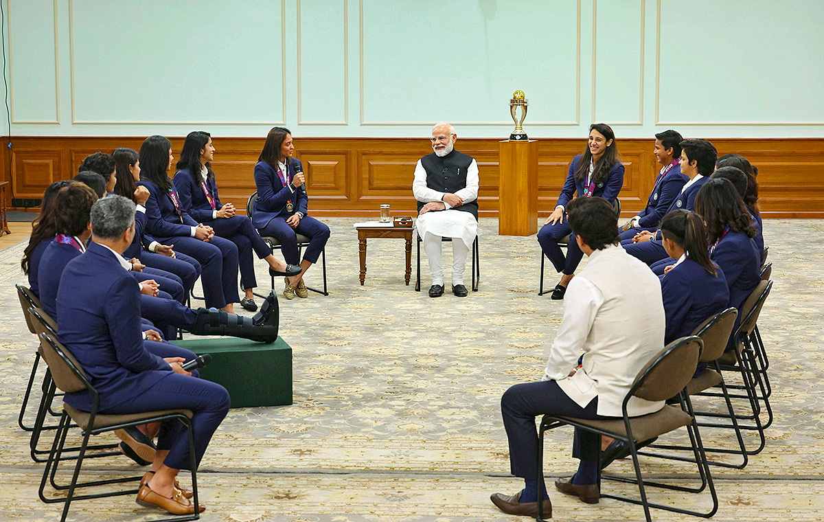 Narendra Modi along with the Indian women's cricket team10