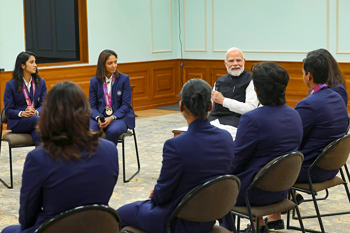 Narendra Modi along with the Indian women's cricket team11