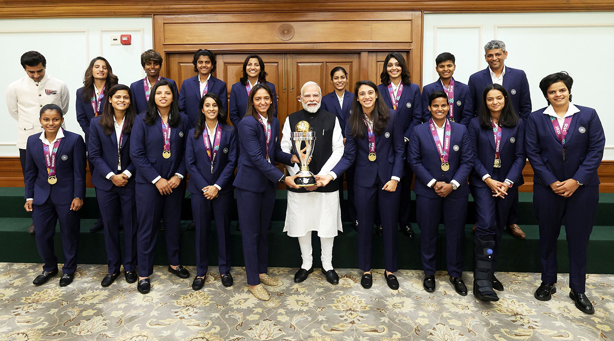 Narendra Modi along with the Indian women's cricket team2