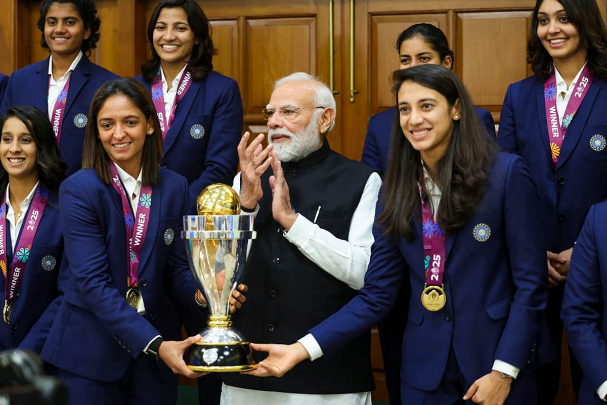 Narendra Modi along with the Indian women's cricket team4