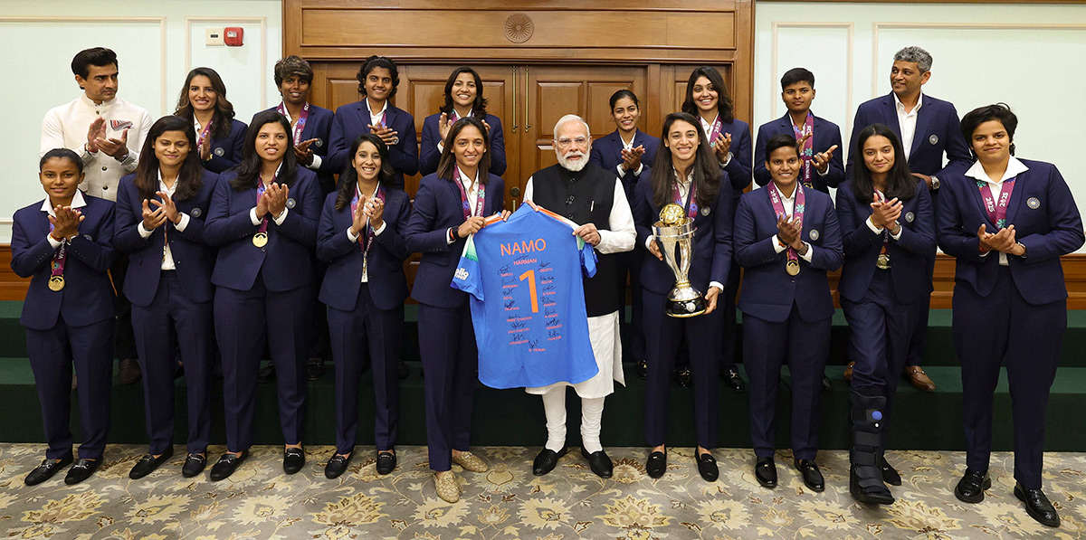Narendra Modi along with the Indian women's cricket team3