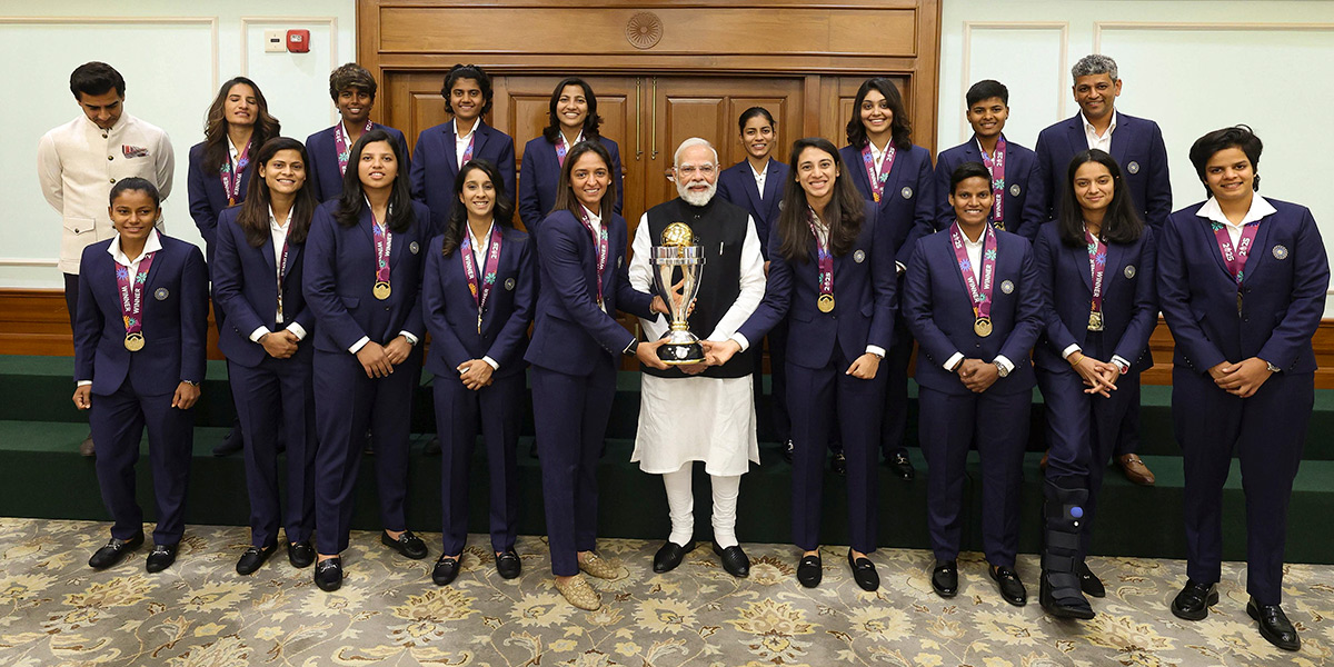 Narendra Modi along with the Indian women's cricket team5