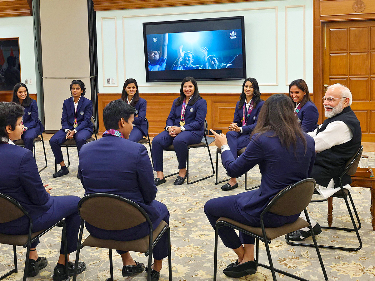 Narendra Modi along with the Indian women's cricket team6