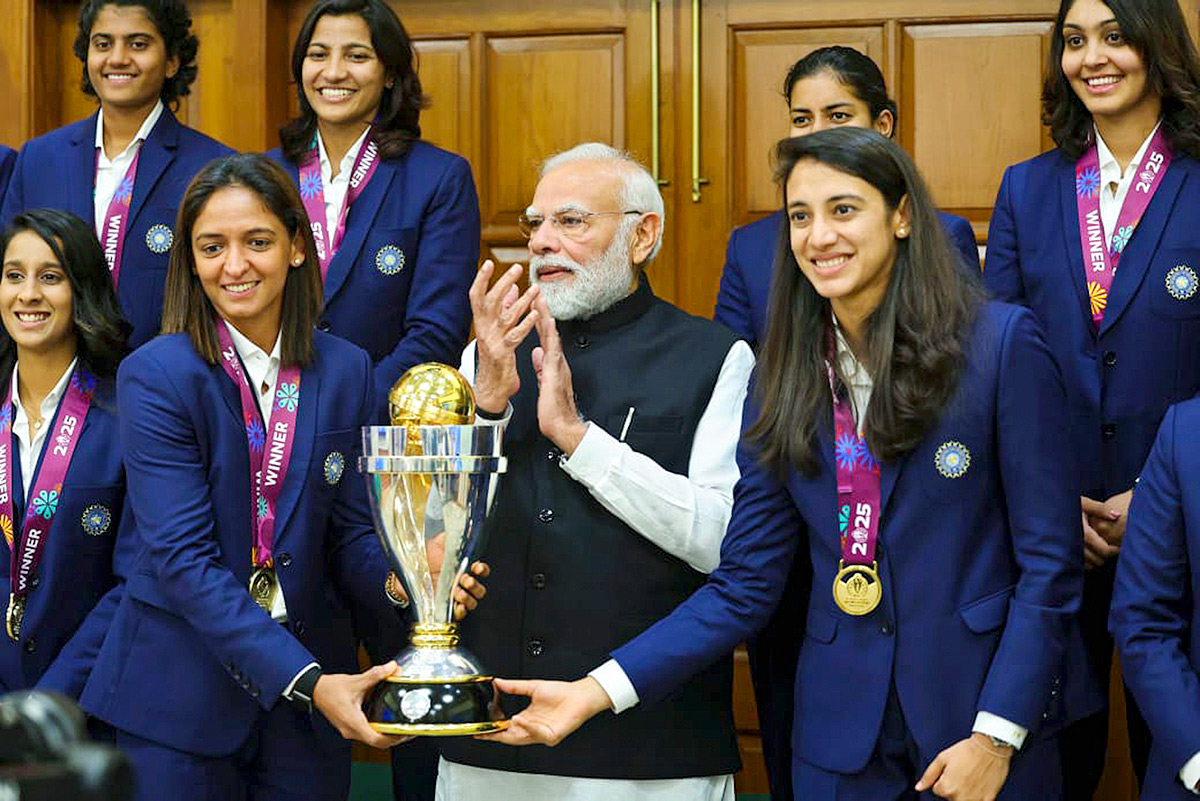 Narendra Modi along with the Indian women's cricket team7